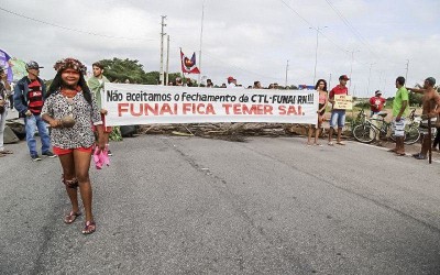 Indígenas trancam vias de acesso ao aeroporto em Natal contra o desmonte da Funai