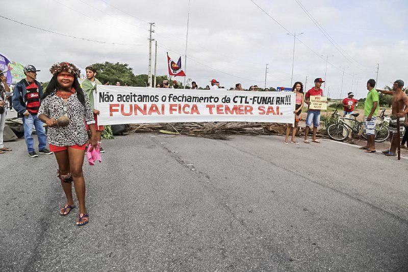 Indígenas trancam vias de acesso ao aeroporto em Natal contra o desmonte da Funai