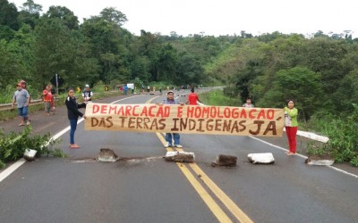 Kaingang bloqueiam rodovias no RS como parte das ações do Acampamento Terra Livre