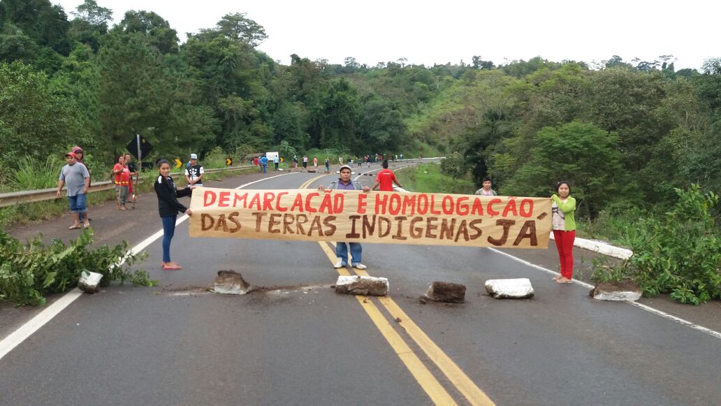 Kaingang bloqueiam rodovias no RS como parte das ações do Acampamento Terra Livre