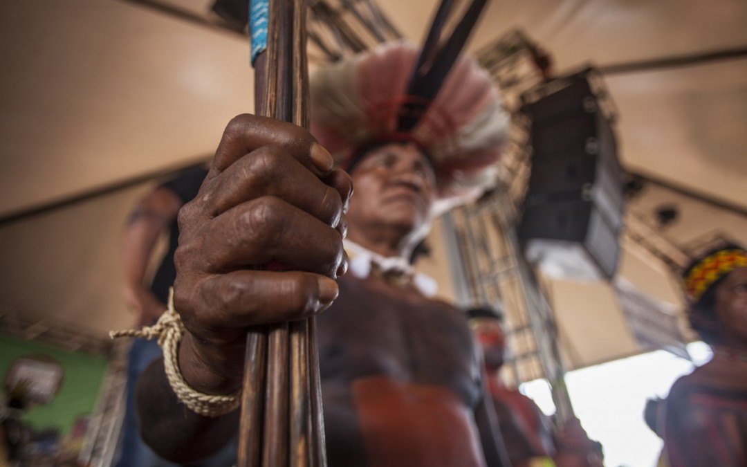 O governo federal e o estado de exceção em relação a indígenas e quilombolas.