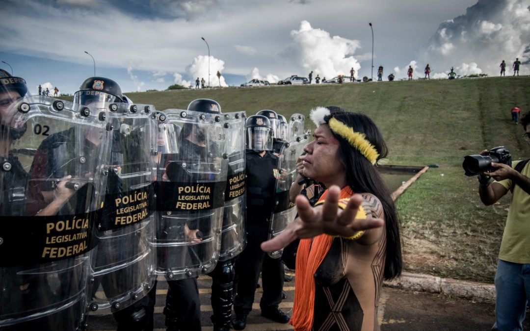 Protesto pacífico de povos indígenas é atacado pela polícia na frente do Congresso
