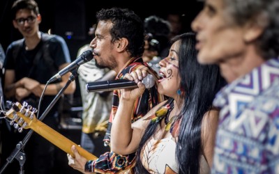 Artistas cantam música ‘Demarcação Já’ durante show no Acampamento Terra Livre