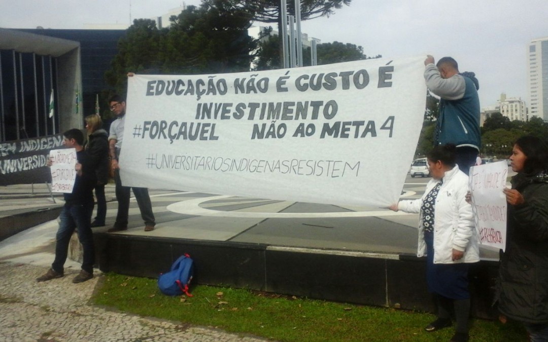 Estudantes indígenas protestam contra corte nas universidades do Paraná