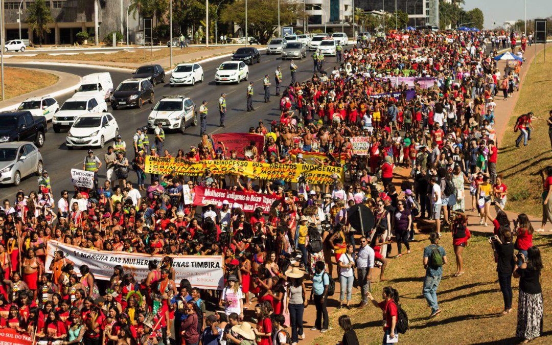 Brasilia est recouverte de couleur urucum par 3 000 femmes indigènes