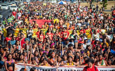 Brasília é colorida de urucum por 3 mil mulheres indígenas em protesto pelos seus direitos