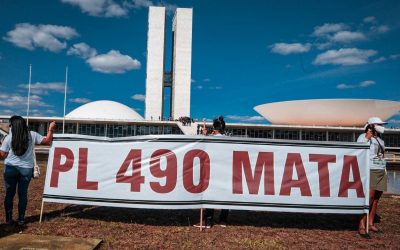 Povos indígenas ocupam cúpula do Congresso Nacional em manifestação contra o PL 490