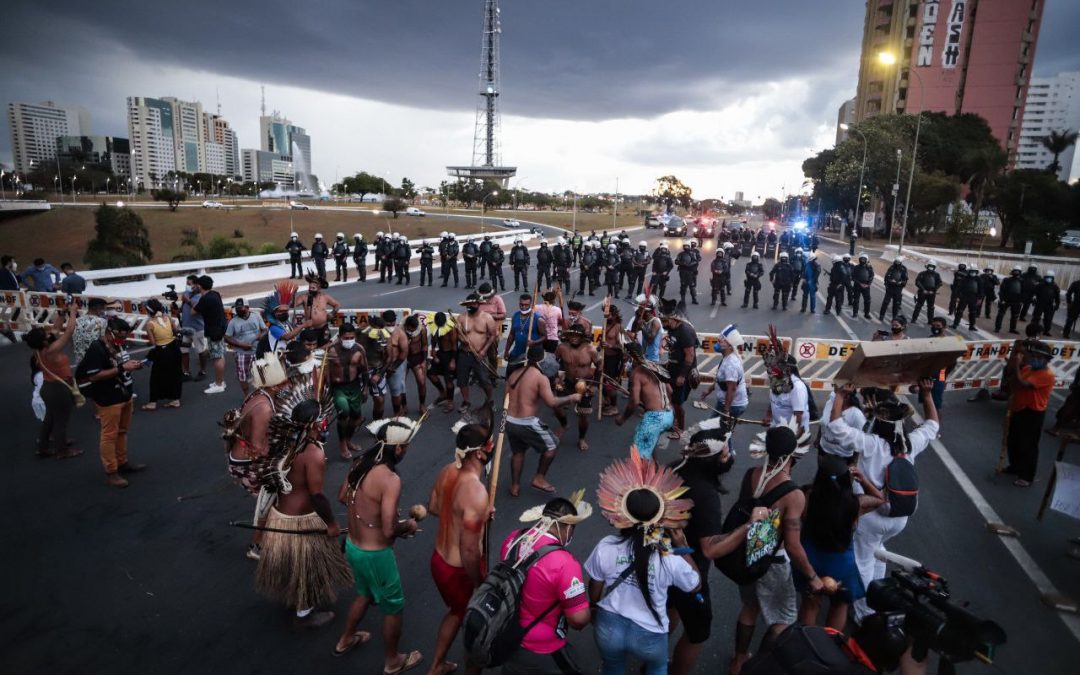 Em Brasília, povos indígenas protestam em defesa de seus direitos durante abertura da Copa América