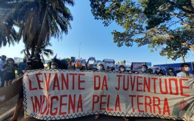 Juventude indígena protesta no MMA e povos indígenas iniciam vigília no STF, em Brasília