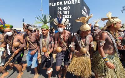 Indígenas realizam marcha contra os projetos anti-indígenas em trâmite no Congresso Nacional e no governo federal, nesta sexta (27)