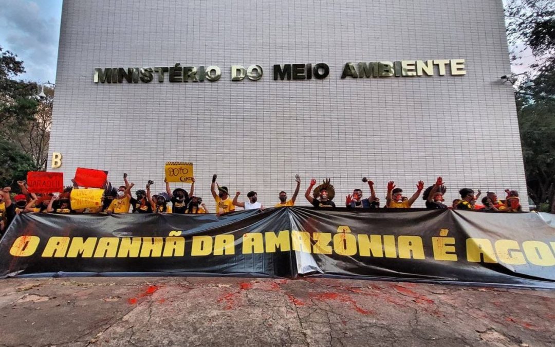 #AmazôniaÉAgora: Jovens indígenas realizam ato em frente ao MMA, em Brasília