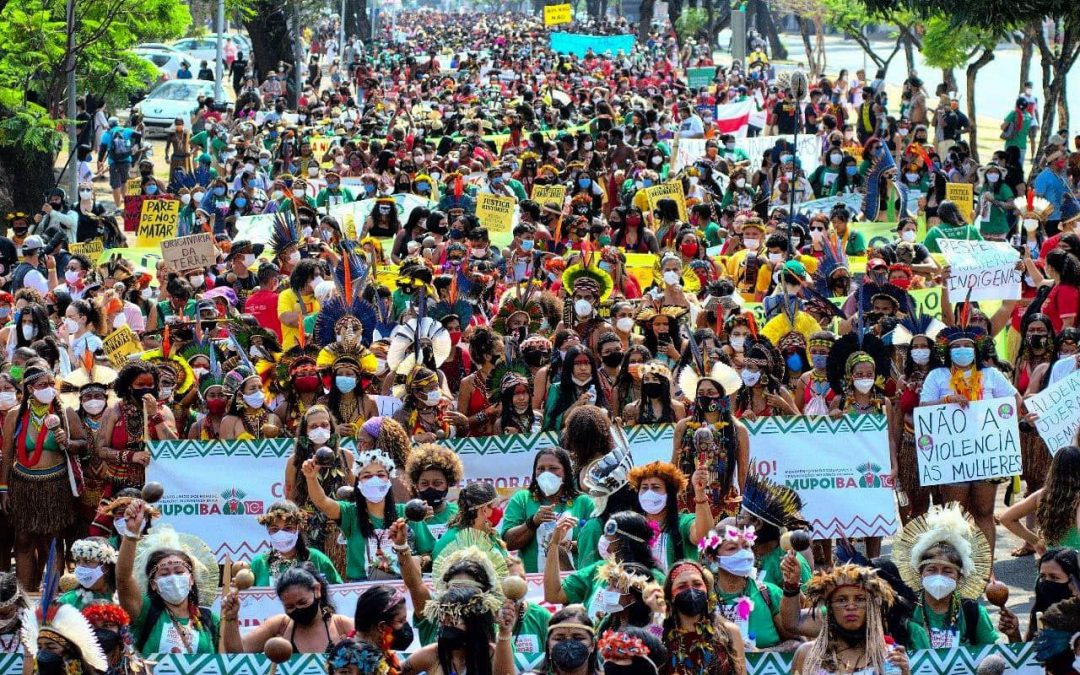 A mãe do Brasil é indígena: 5 mil guerreiras da ancestralidade ocupam Brasília em marcha histórica