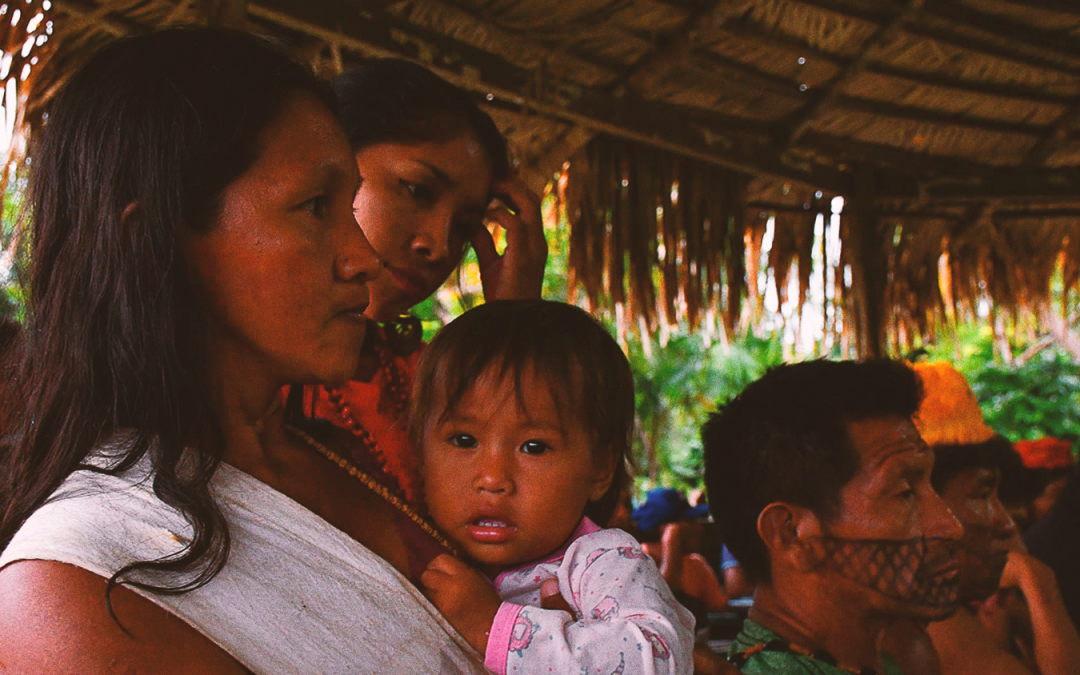 Ao amamentar, mães Munduruku podem envenenar seus filhos com mercúrio