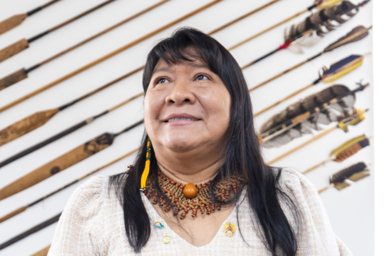 Joenia Wapichana tome posse e é a primeira indígena a comandar a Funai