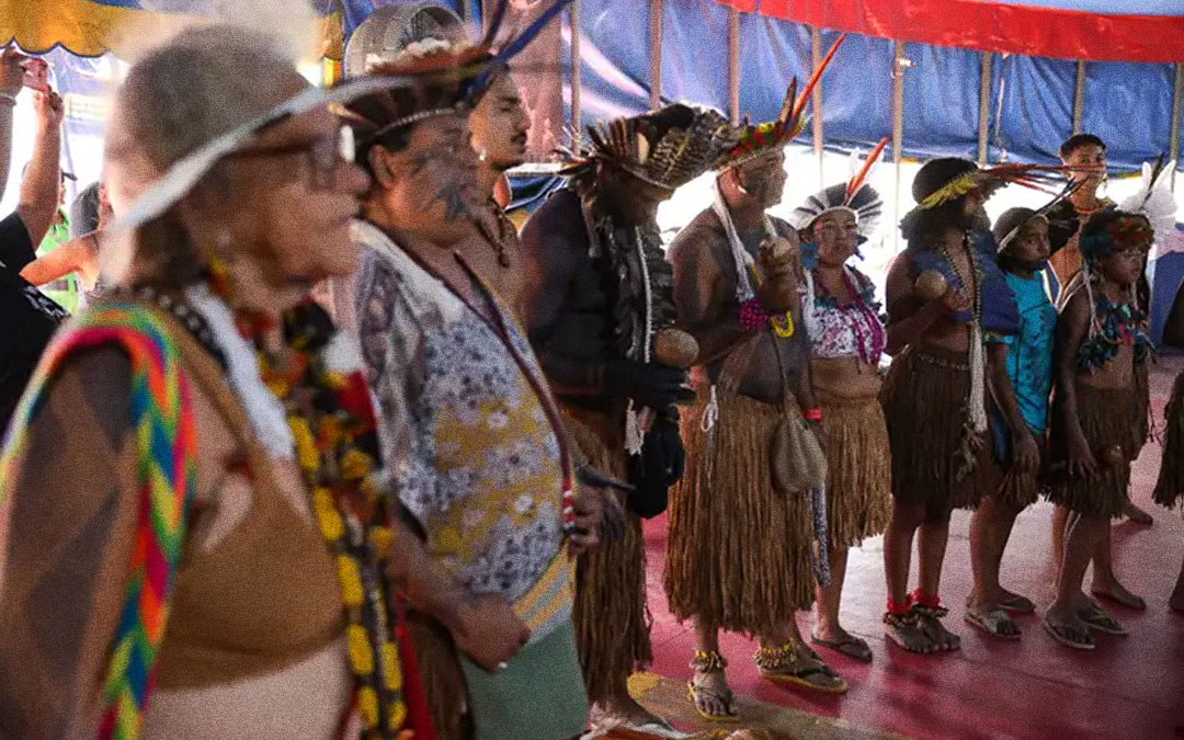 Povo Tupinambá reencontra manto sagrado após mais de 300 anos