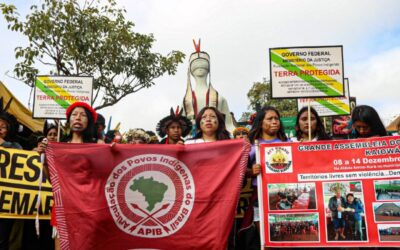Indígenas marcham com estátua da Justiça e cobram respeito aos seus direitos